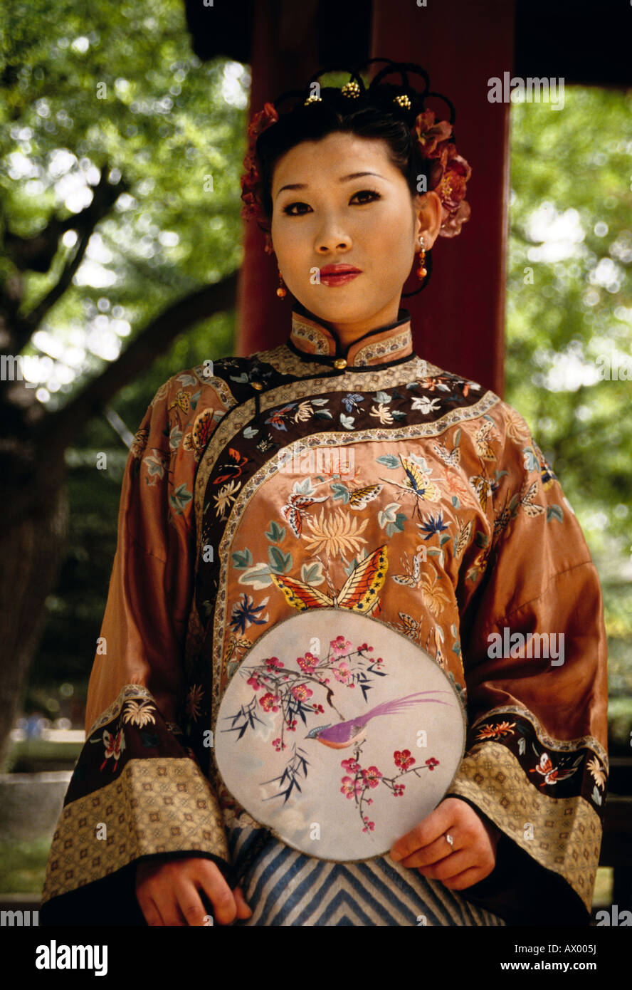 Beautiful Chinese woman in traditional clothing in Xi'an park Stock Photo