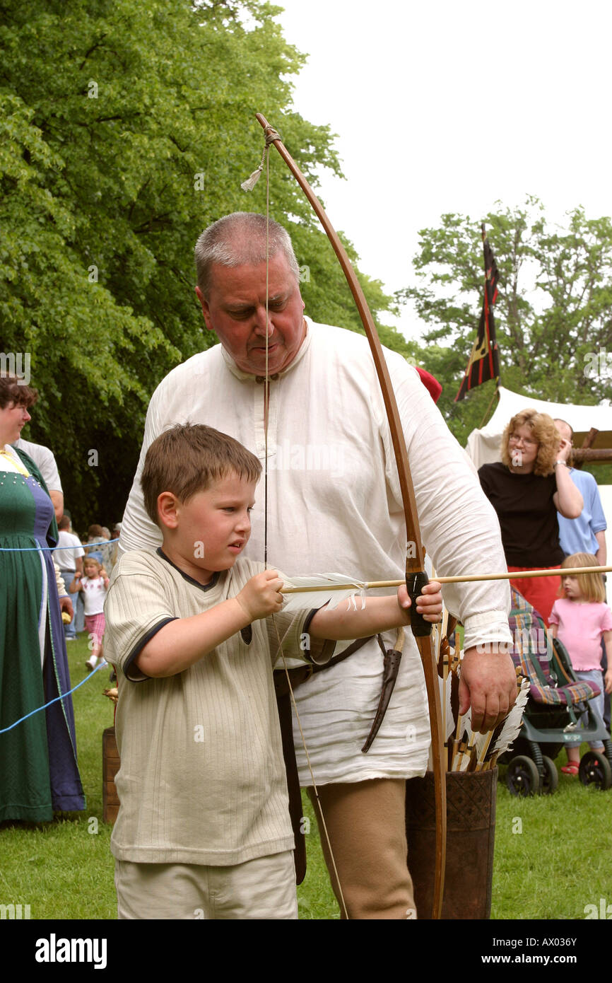 UK Worcestershire Evesham medieval fair archery lesson Stock Photo Alamy