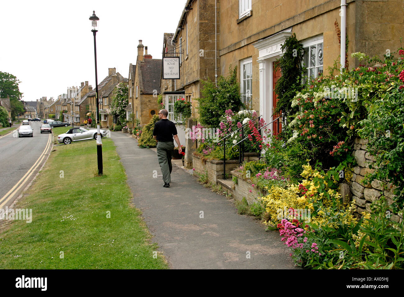 Broadway high street hi-res stock photography and images - Alamy