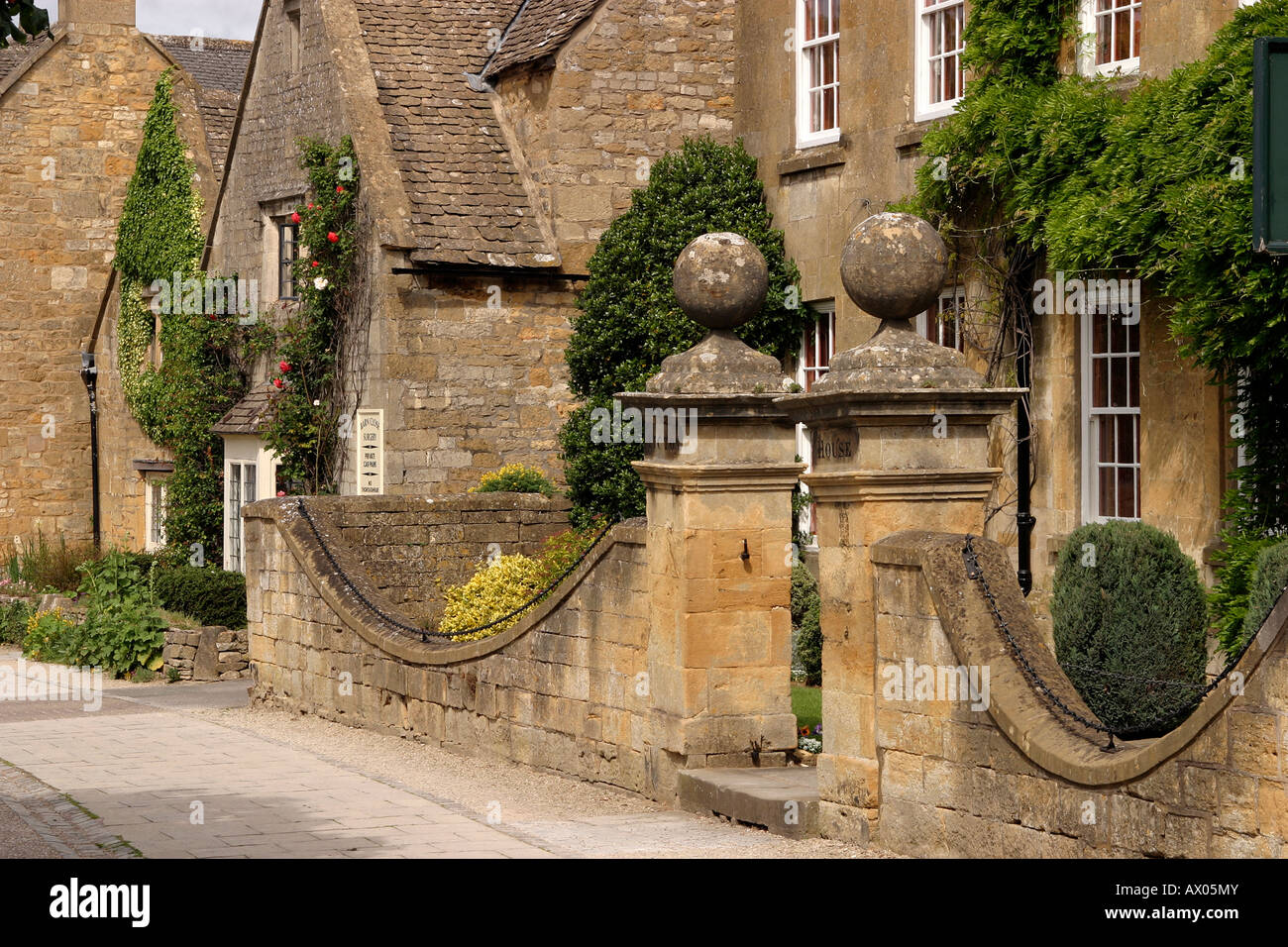 UK Worcestershire Broadway High Street house wall Stock Photo Alamy
