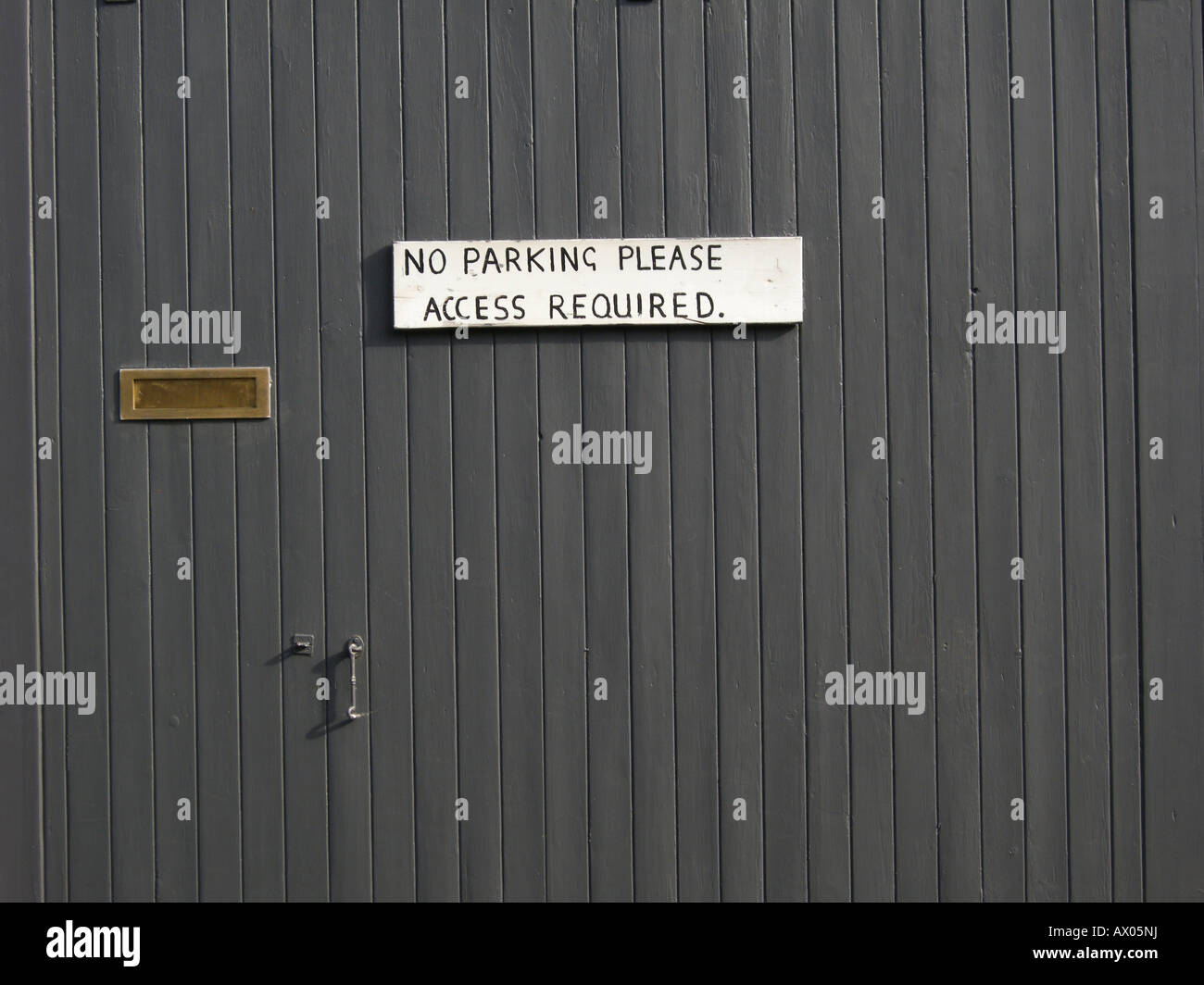 No parking sign on garage hi-res stock photography and images - Alamy