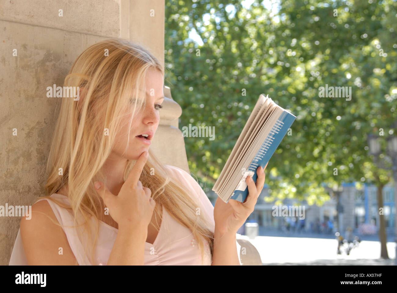 Blond Buch Frau Haare junge lange lesen liest sinnlich Sommer sommerlich Stadt City Teenager vertraeumt Stock Photo