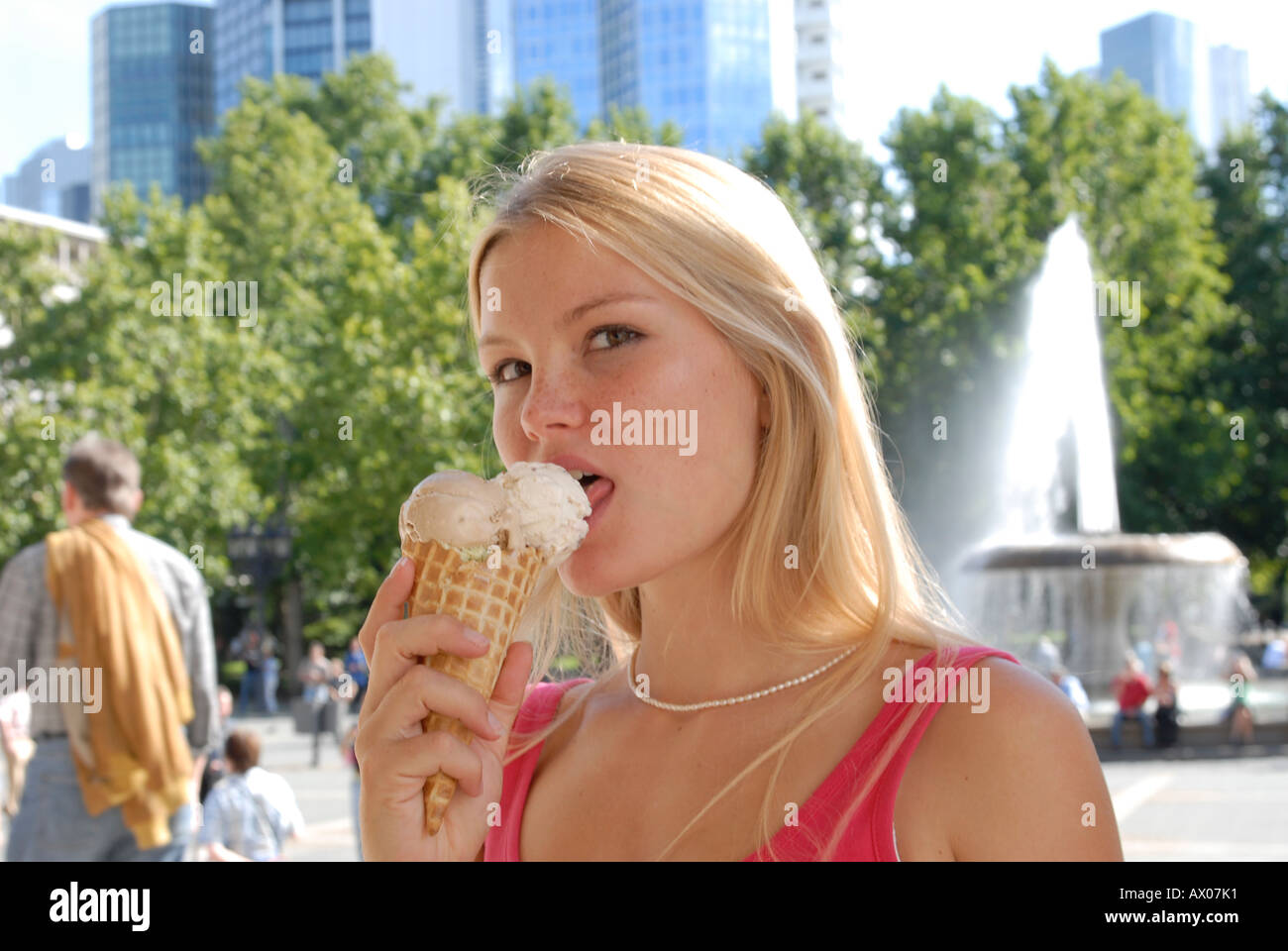 Blond City Eiscreme schlecken lecken geniessen Kalorien Frau Haare junge lange Sommer sommerlich Stadt Teenager Stock Photo
