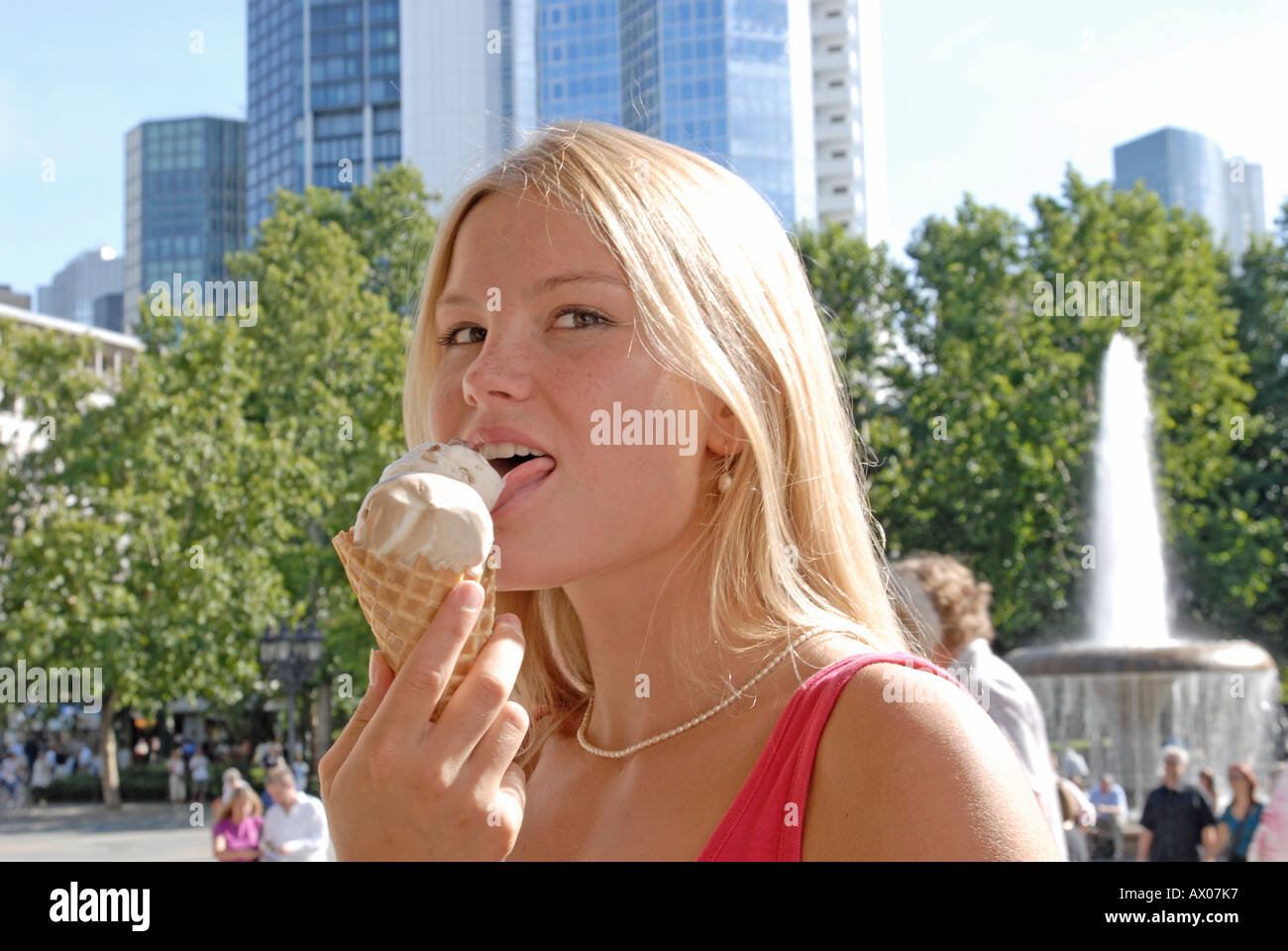 Blond City Eiscreme schlecken lecken geniessen Kalorien Frau Haare junge lange Sommer sommerlich Stadt Teenager Stock Photo