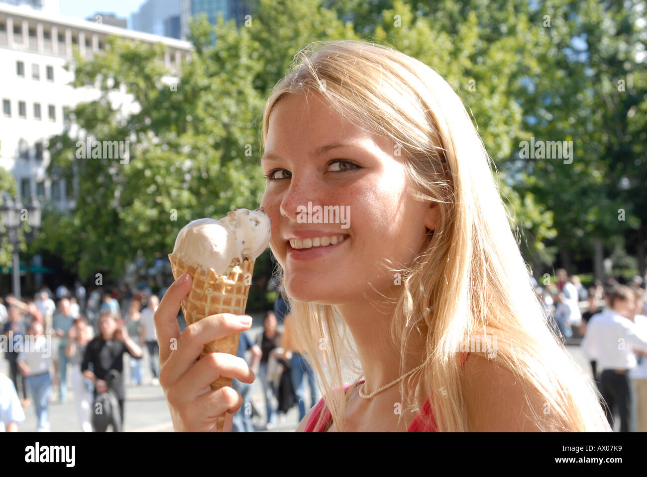 Blond City Eiscreme schlecken lecken geniessen Kalorien Frau Haare junge lange Sommer sommerlich Stadt Teenager Stock Photo