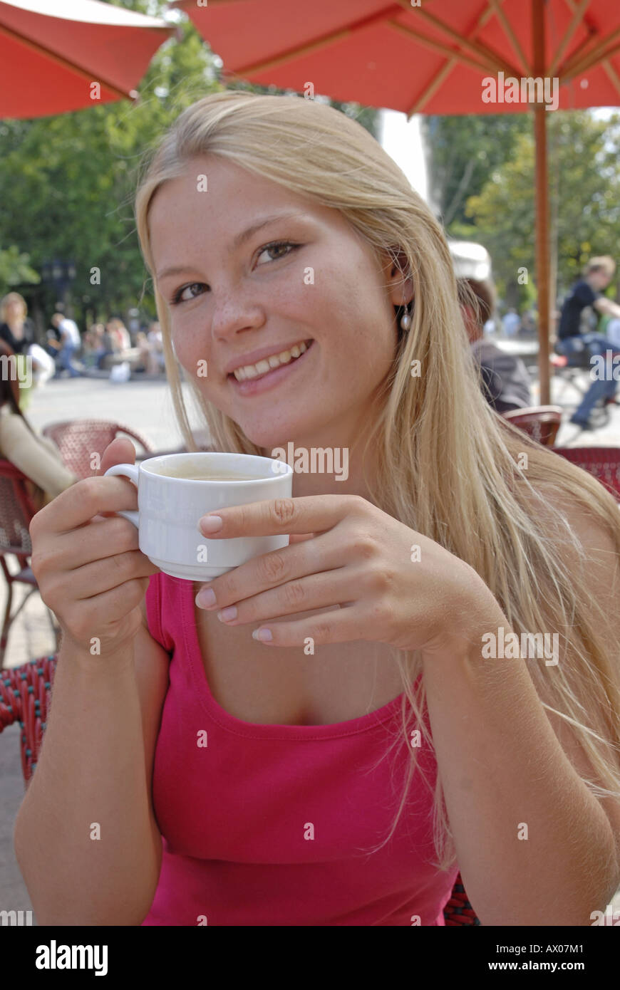 Frau blonde lange haare hi-res stock photography and images - Alamy