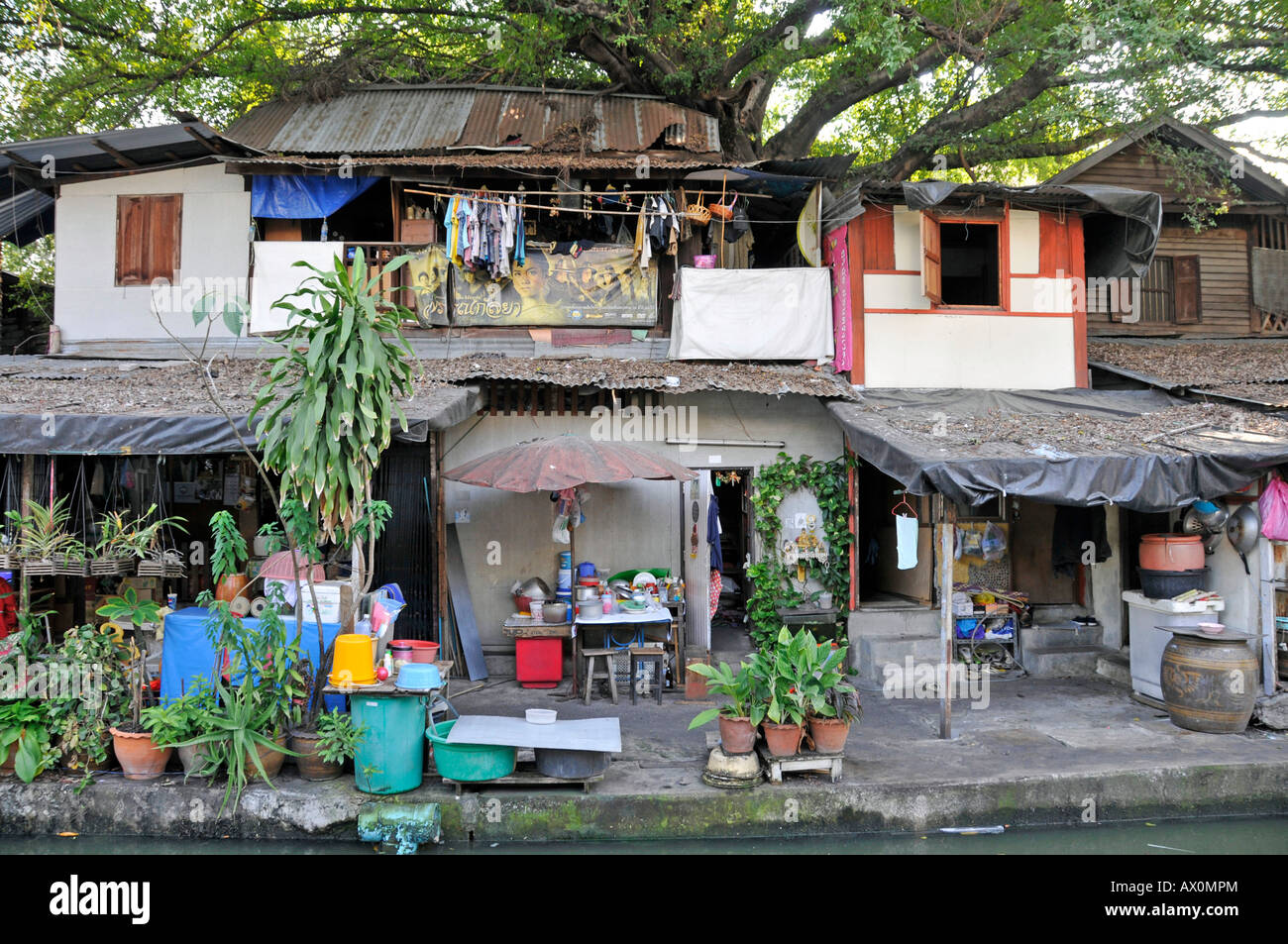 Poor, tightly-constructed housing in Bangkok, Thailand, Southeast Asia, Asia Stock Photo