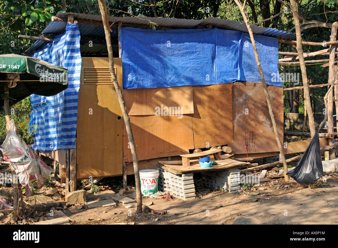 Poor housing thailand hires stock photography and images Alamy