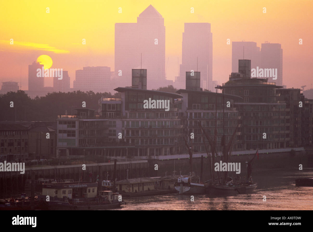 London river canary wharf sunset hi-res stock photography and images ...