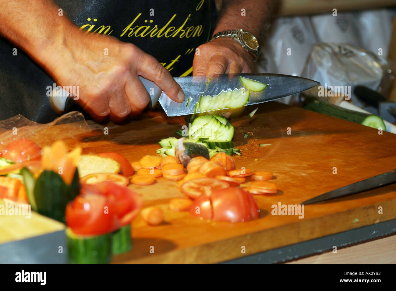 Salesman showing how to use his sharp knives at a fair Stock Photo Alamy