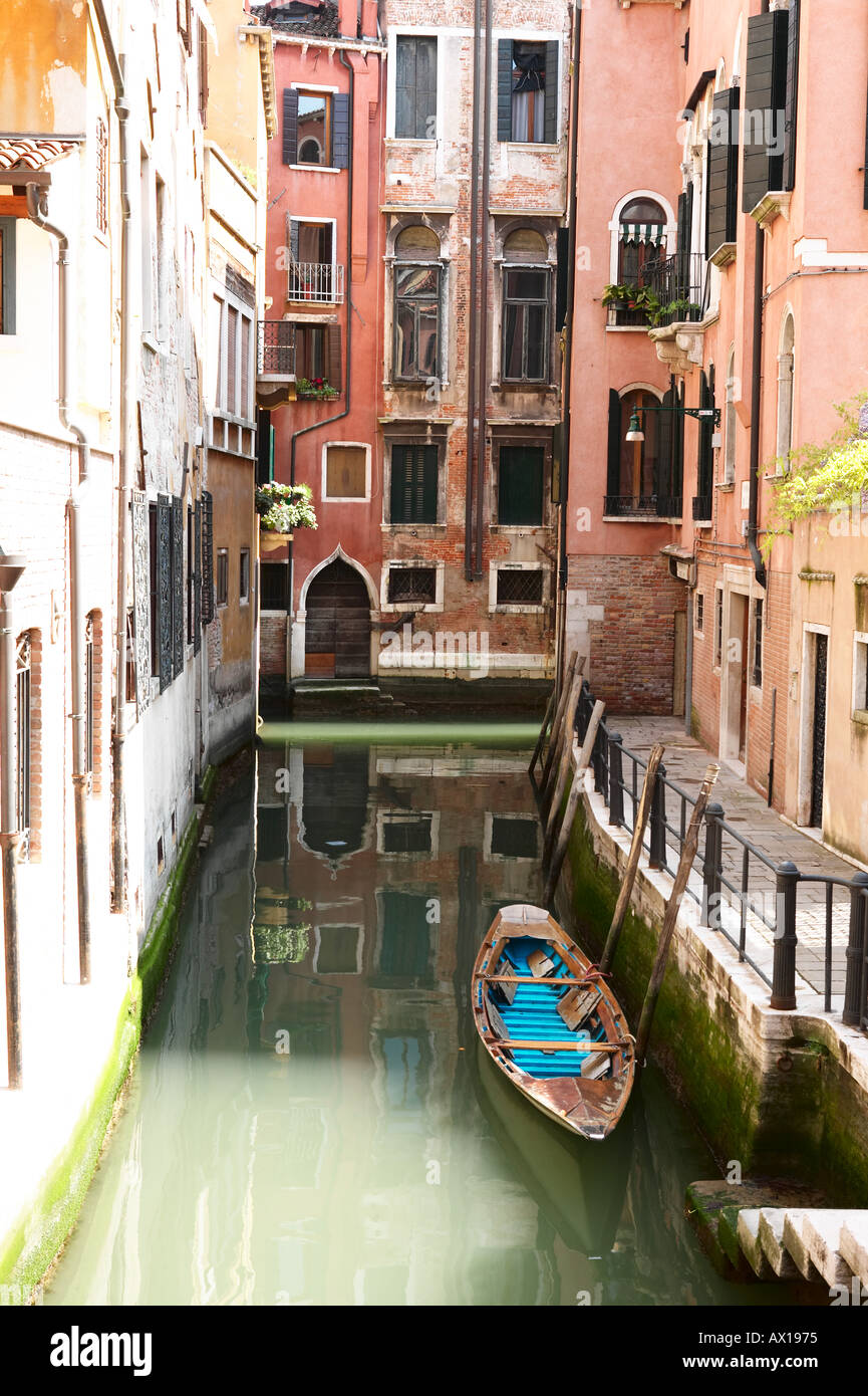 Gondola tied dock hi-res stock photography and images - Alamy