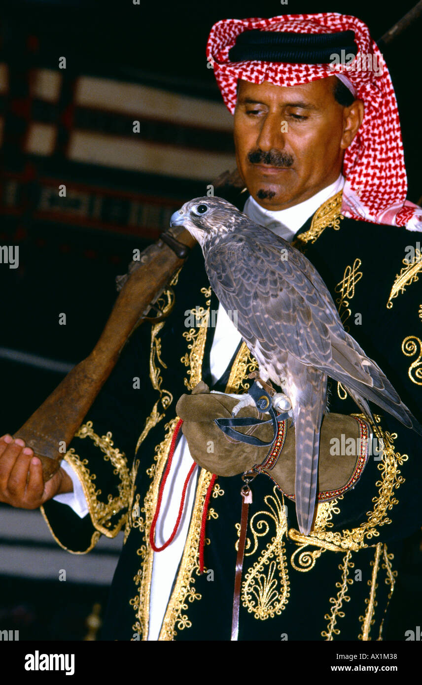 Man falcon arab hi-res stock photography and images - Page 2 - Alamy
