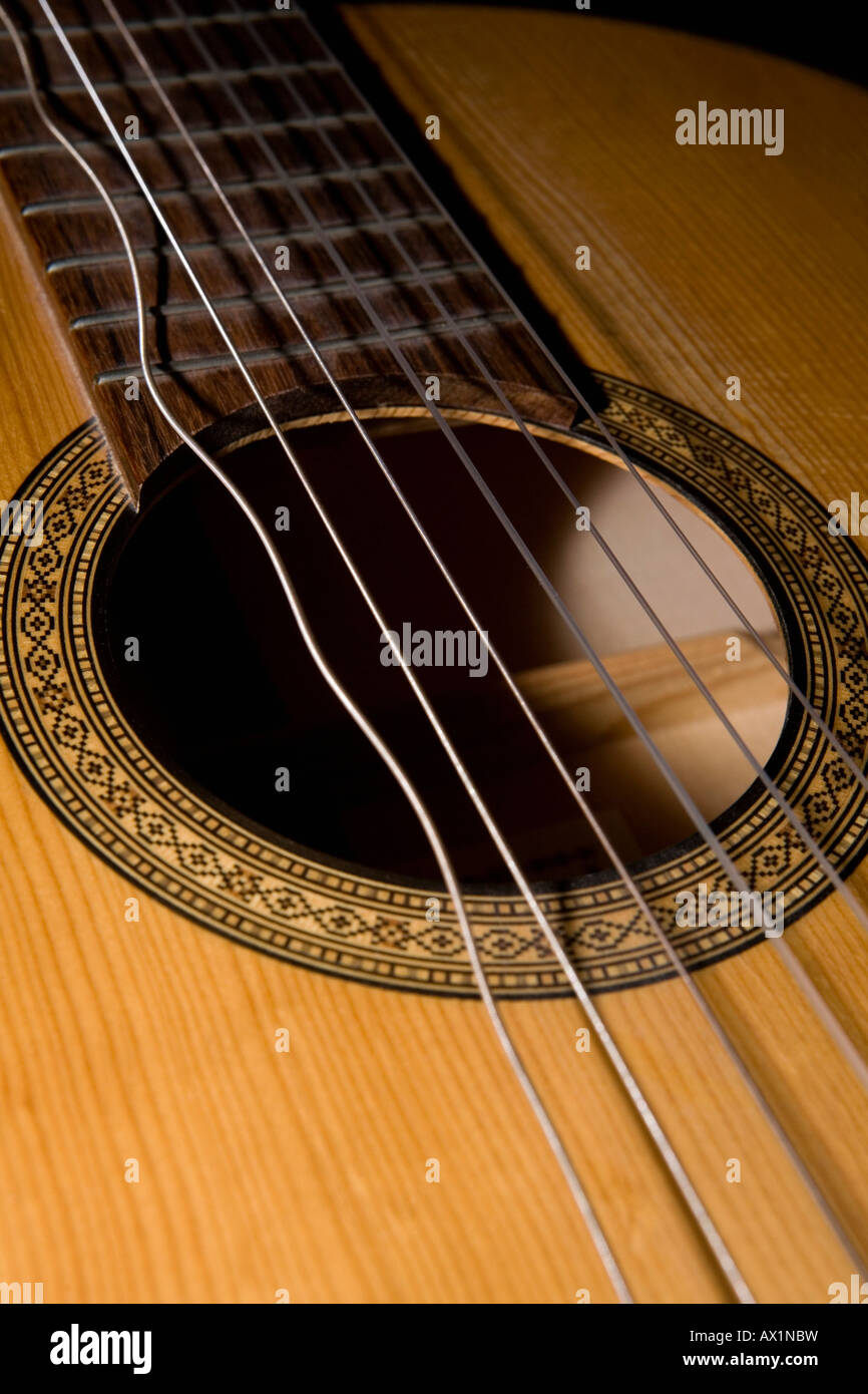 Broken guitar string hi-res stock photography and images - Alamy
