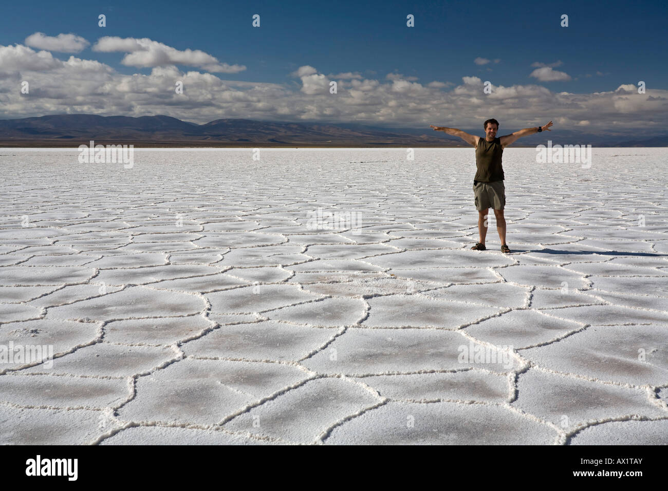 Piedras de sal que se selled como recuerdo en Salinas grandes, Argentina  Fotografía de stock - Alamy