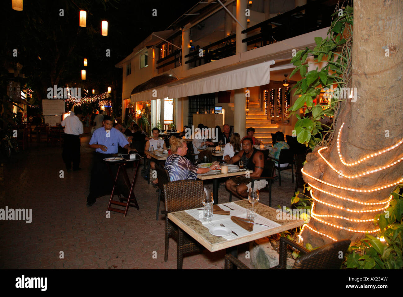 restaurant-on-5th-avenue-at-night-playa-del-carmen-riviera-maya-yucatan