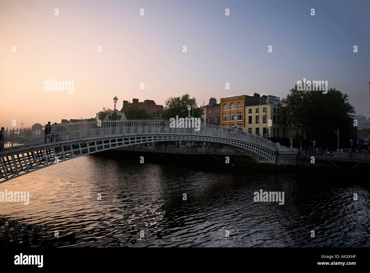 Hapenny bridge no people hi-res stock photography and images - Alamy