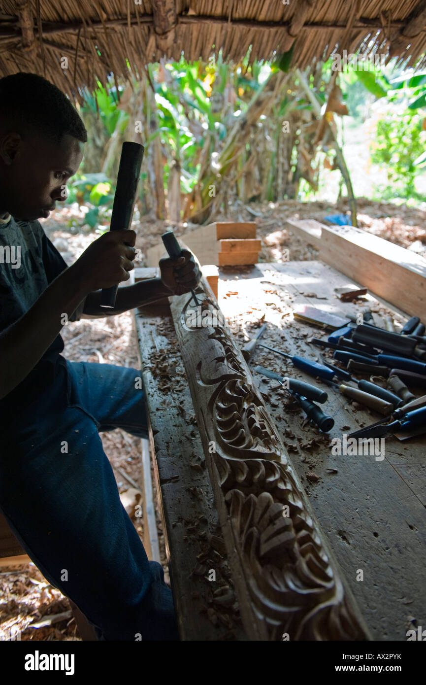 Zanzibar Wood Carvers Of An Inland Village Stock Photo - Alamy