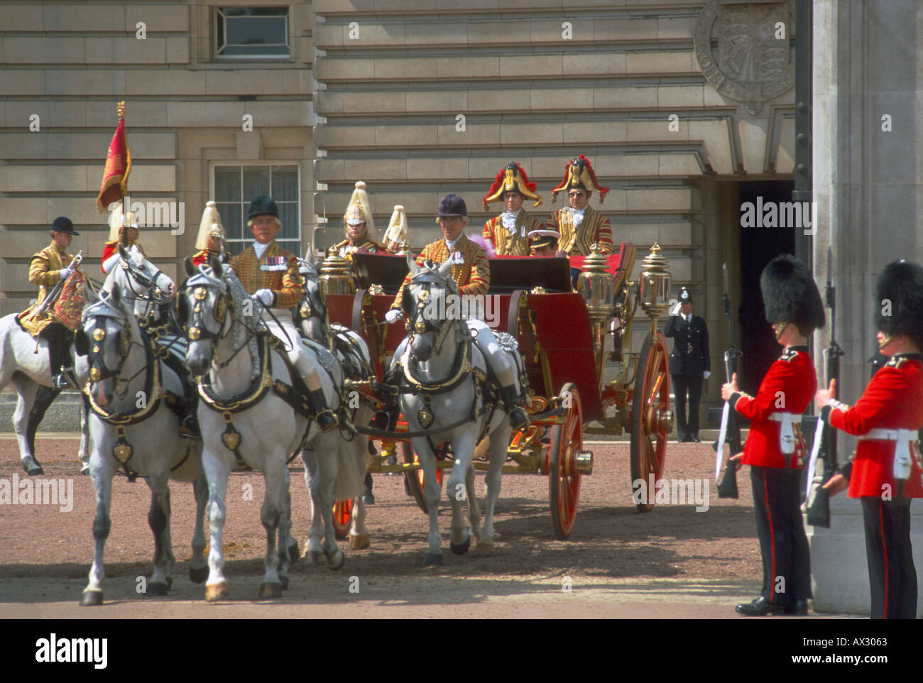 Royal carriage leaving Buckingham Palace Stock Photo