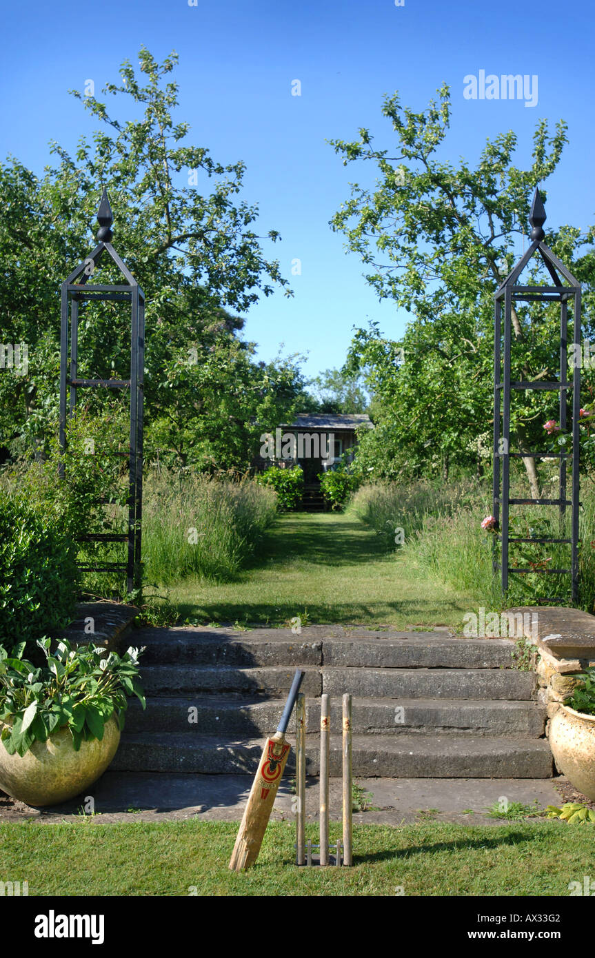 A SET OF STUMPS AND CRICKET BAT IN THE GARDEN AT MANOR FARM SOMERSET BY GARDEN DESIGNER SIMON JOHNSON UK Stock Photo