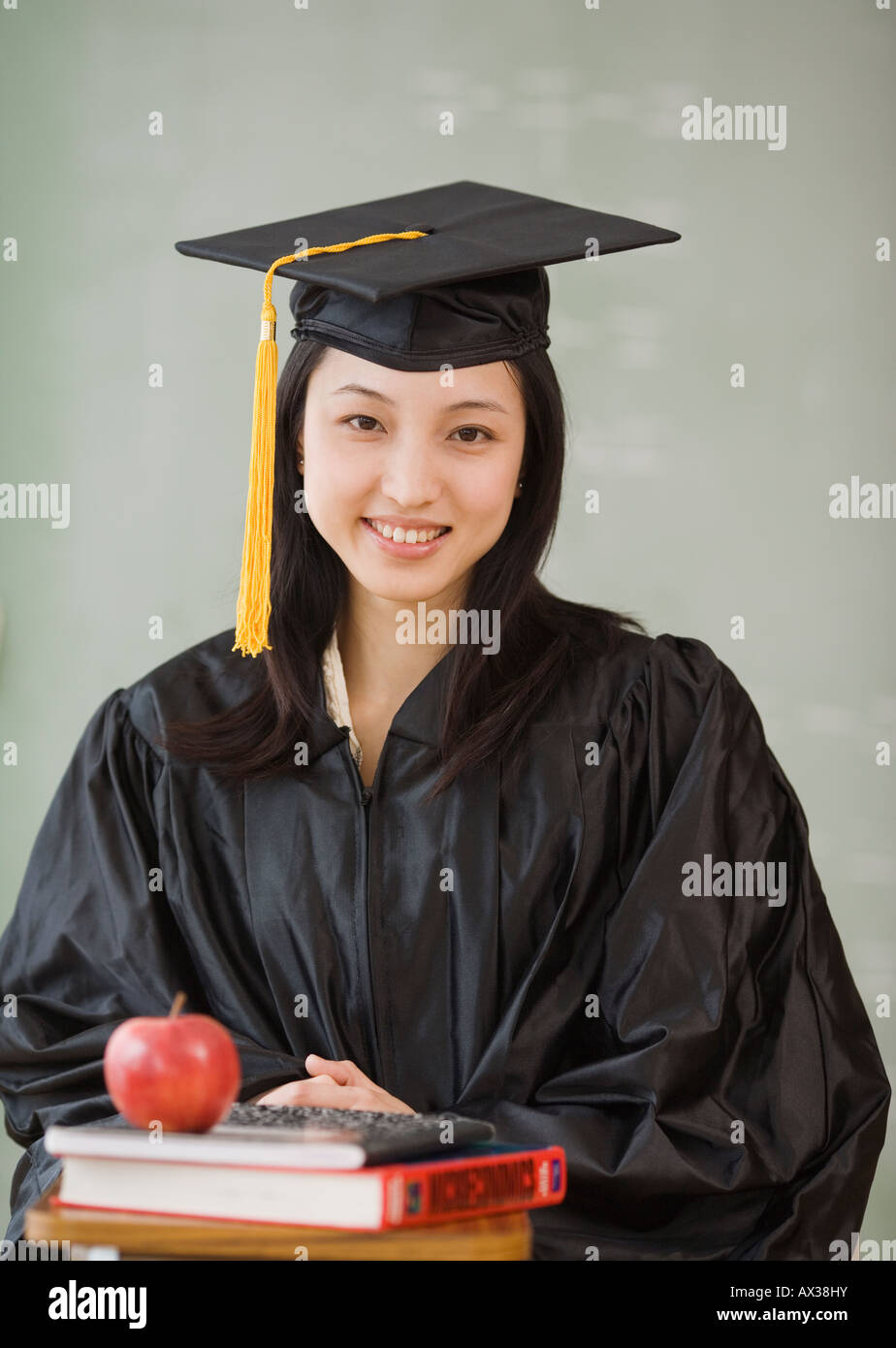 asian graduation dress Asian woman wearing graduation cap and gown Stock Photo