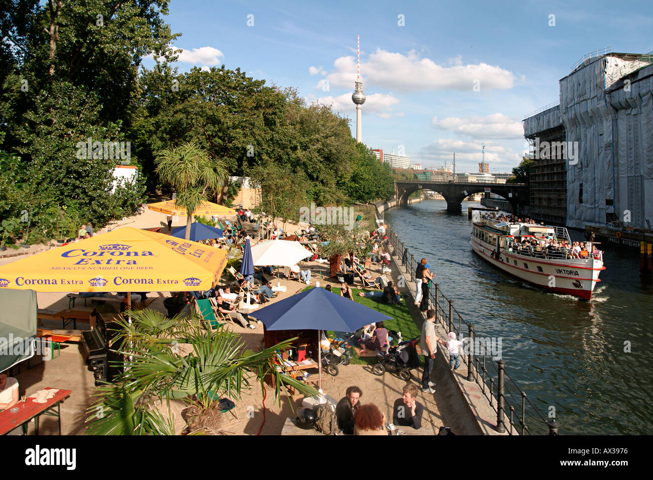 Berlin River spree in summer tourist boot beachbar Strandbar Mitte meeting point for young people Stock Photo