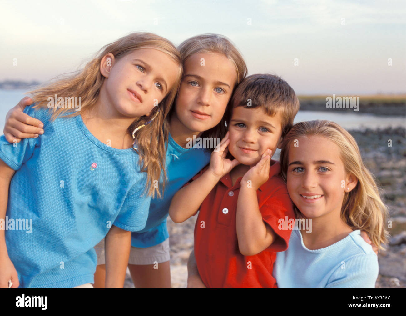 Family 3 sisters 1 brother QHTK0940 Stock Photo - Alamy