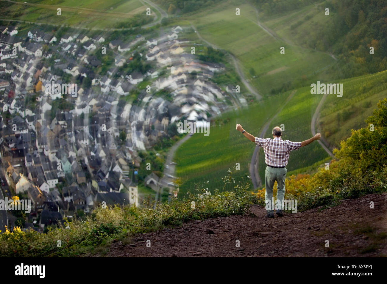 Mann steht über der Mosel bei Bremm Höhenschwindel Germany Man stands over the Moselle at Bremm height dizziness Stock Photo