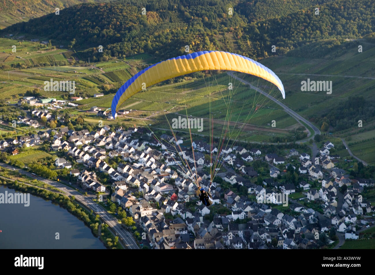 Gleitflieger über Bremm an der Mosel Germany Gliding airman about Bremm at the Moselle Stock Photo