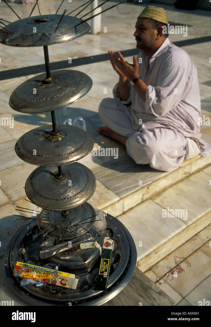 Muslim praying at the shrine to Mian Mir, 17thc. Sufi mystic in Lahore, Pakistan Stock Photo