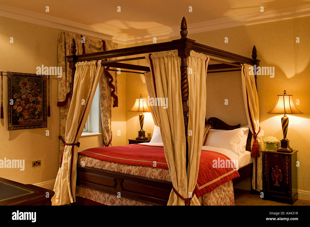 Four poster bed hires stock photography and images Alamy