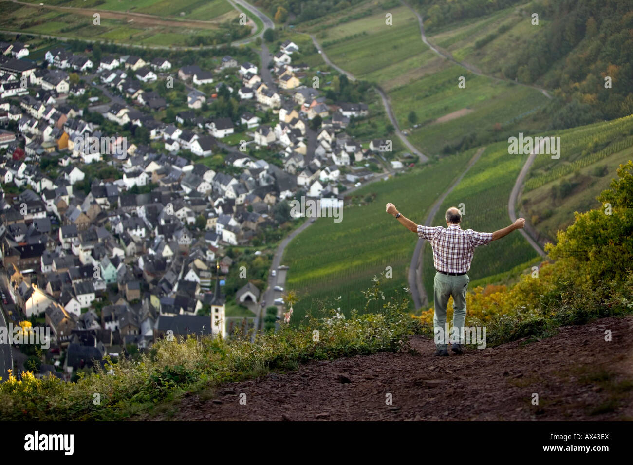 Mann steht über der Mosel bei Bremm Höhenschwindel Germany Man stands over the Moselle at Bremm height dizziness Stock Photo