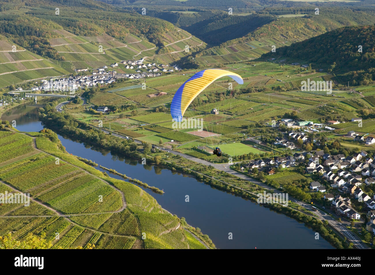 Gleitflieger über Bremm an der Mosel Germany Gliding airman about Bremm at the Moselle Stock Photo