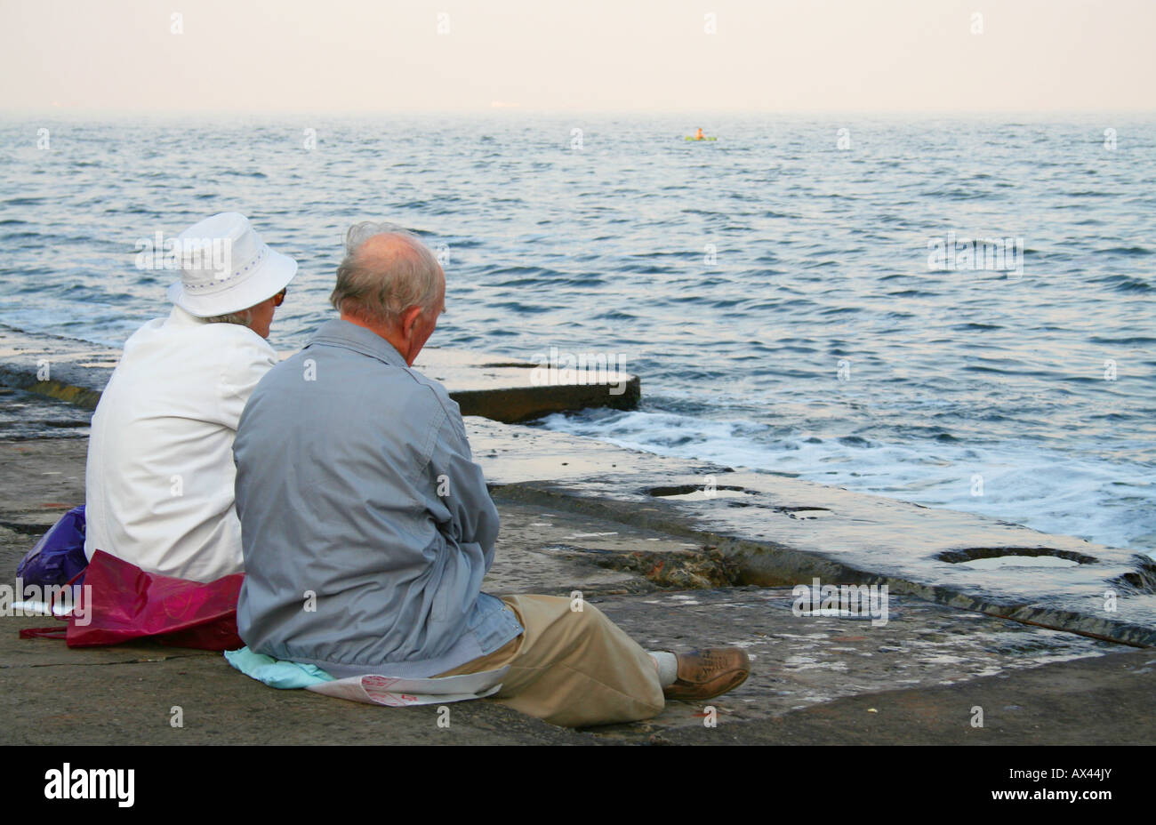 Человек на берегу моря. Побережье с людьми. Одинокий человек у моря. Старик сообщил что на берегу этой. «монах у моря» (1808-1810).