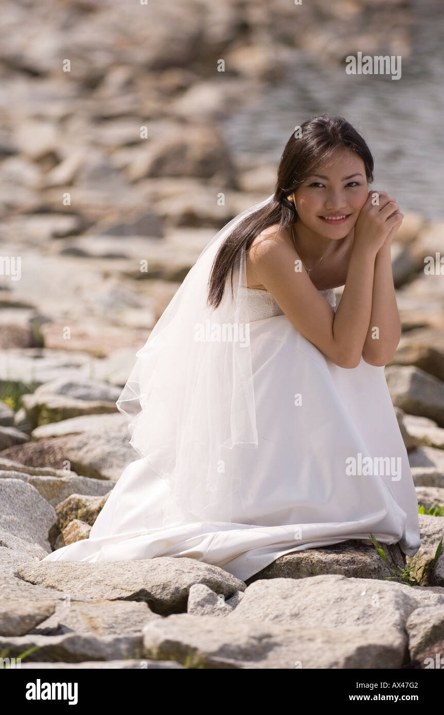 Asian bride poses wedding hi-res stock photography and images - Alamy