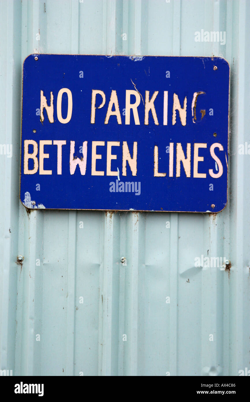 No Parking Between Lines sign Stock Photo