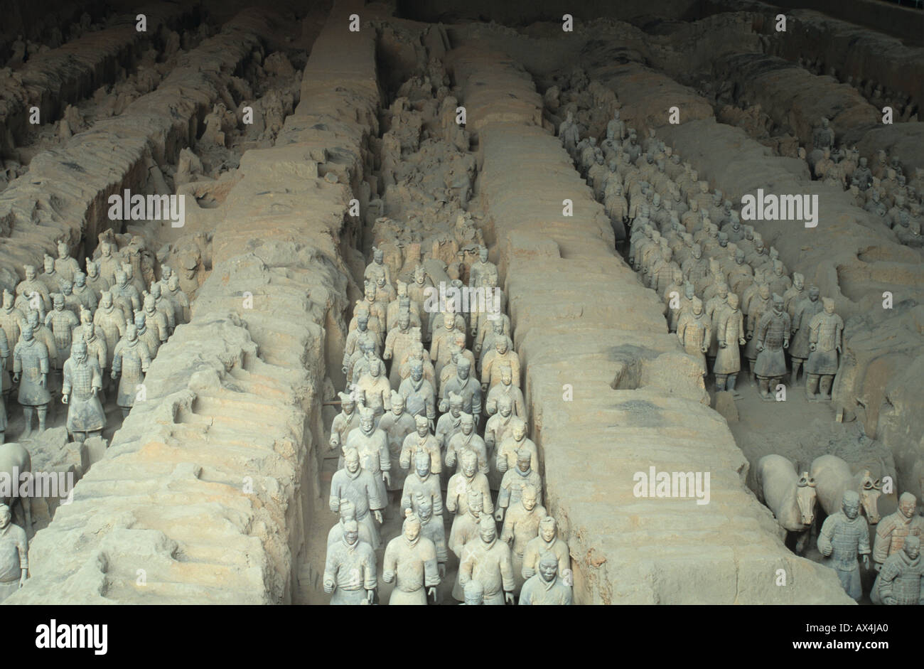 Terracotta Warriors in Emperor Qin Shihuangdis Tomb, Xian Shaanxi China Stock Photo