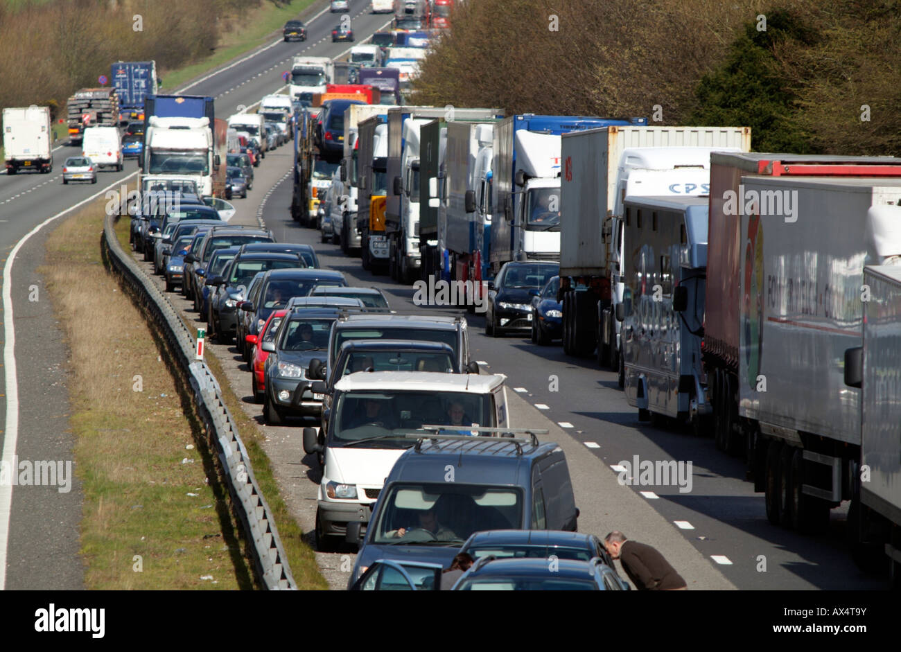 Traffic at a standstill.  Stationary vehicles on the southbound carriageway of the A34 trunk road close to Winchester Hampshire U Stock Photo