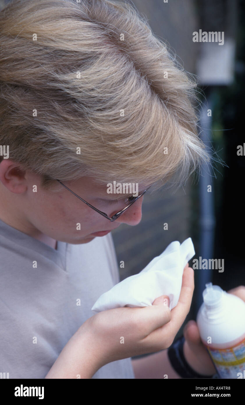 Page 2 Glue Sniffing High Resolution Stock Photography and Images Alamy