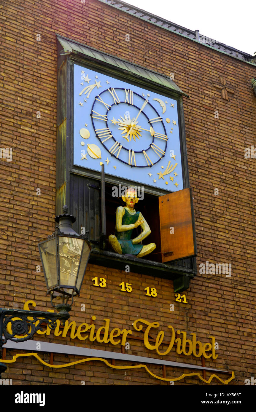 Düsseldorf, Horloge Carillon Mécanique Avec La Figure De Schneider Wibbel -  Personnage De L'histoire Urbaine, Allemagne Banque D'Images et Photos  Libres De Droits. Image 13133438