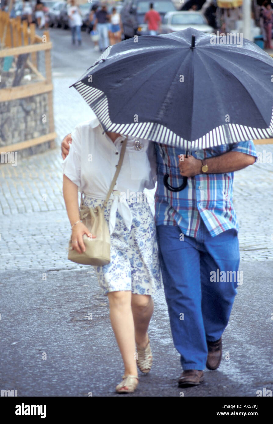 Couple walking in the rain Stock Photo - Alamy