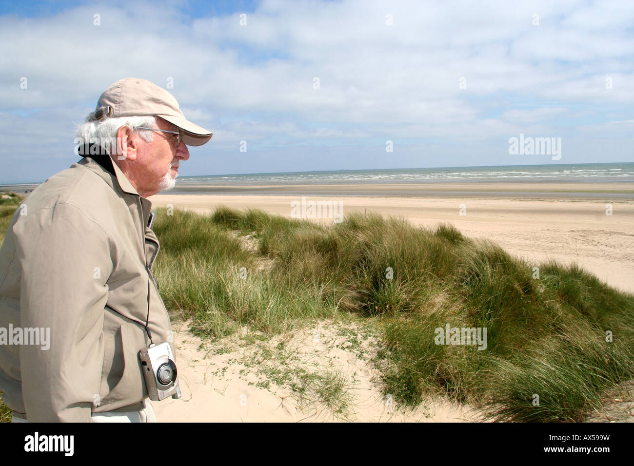 american d-day veteran harry kulkowitz returns for the first time to utah beach normandy after 60 years D-Day anniversary Stock Photo