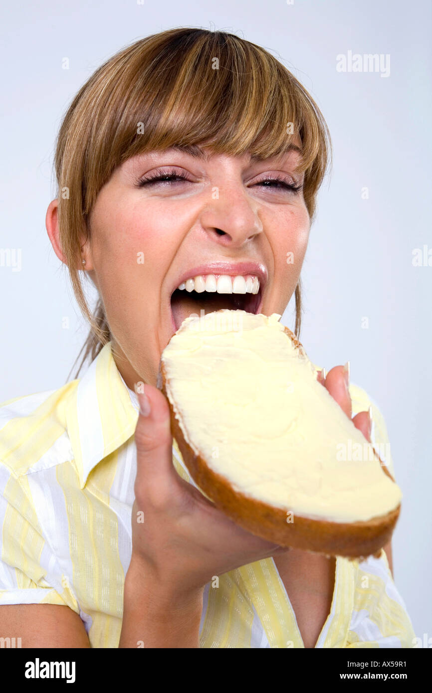 Сливочное масло девочка. Масло сливочное. Девушка ест сливочное масло. Девушка в сливочном масле. Человек ест сливочное масло.