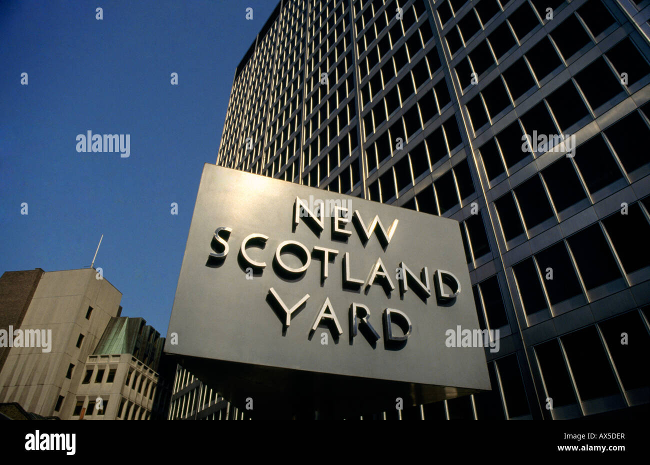 Scotland yard london sign hi-res stock photography and images - Alamy