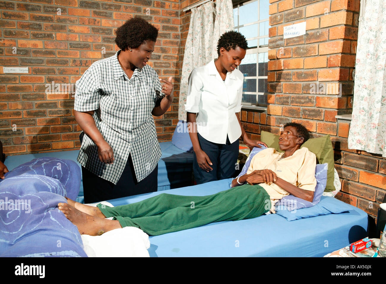 Nurses administering to a patient at a hospital for HIV/AIDS-infected patients in Capetown, South Africa, Africa Stock Photo