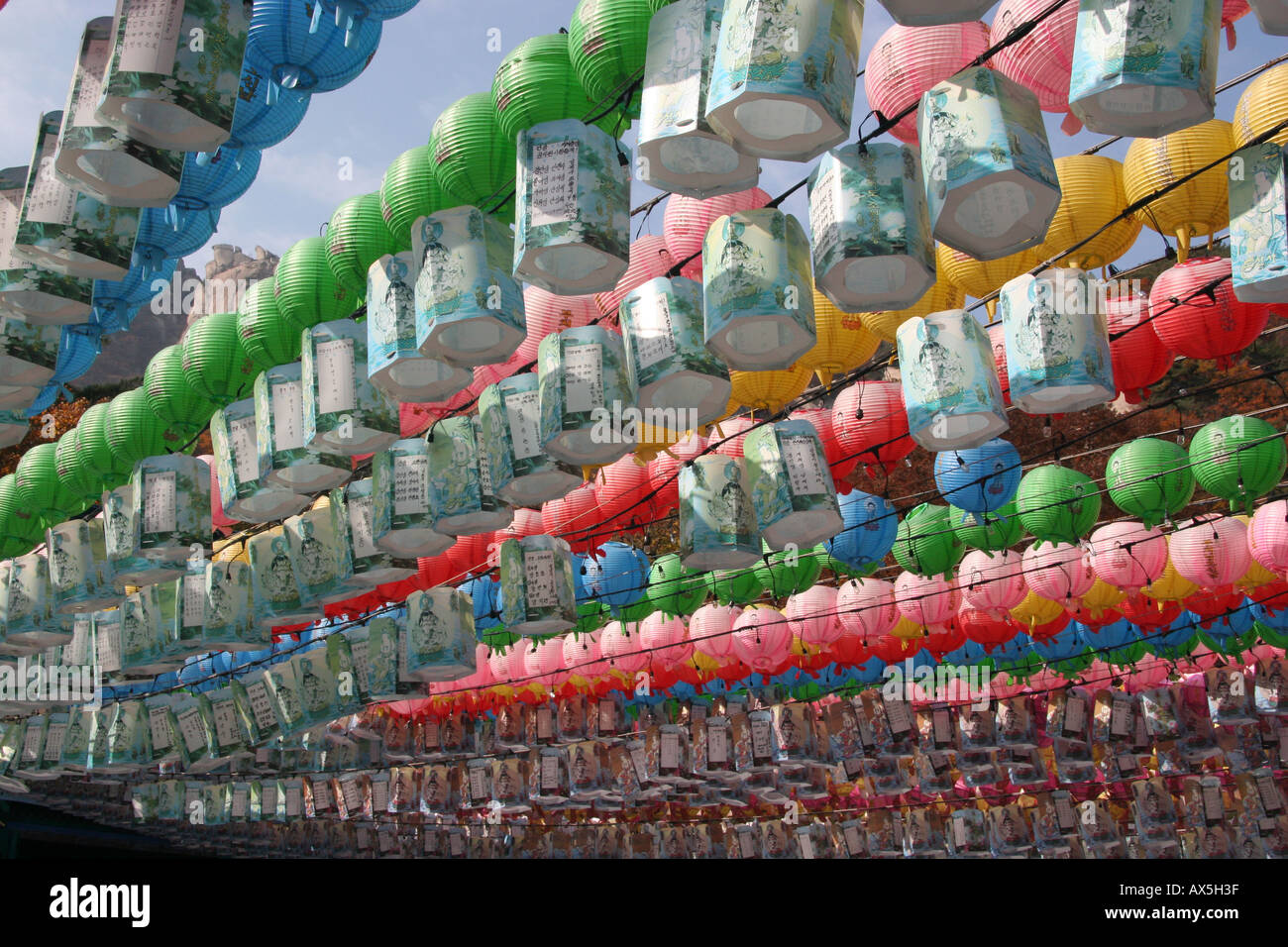 Lanterns strung across a temple courtyard in Korea Stock Photo