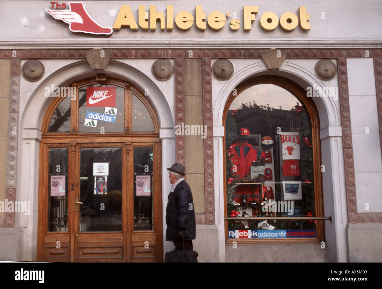 PapoeaNieuwGuinea beven Vervreemden Krakow, Poland. Athlete's Foot sportswear shop Stock Photo - Alamy