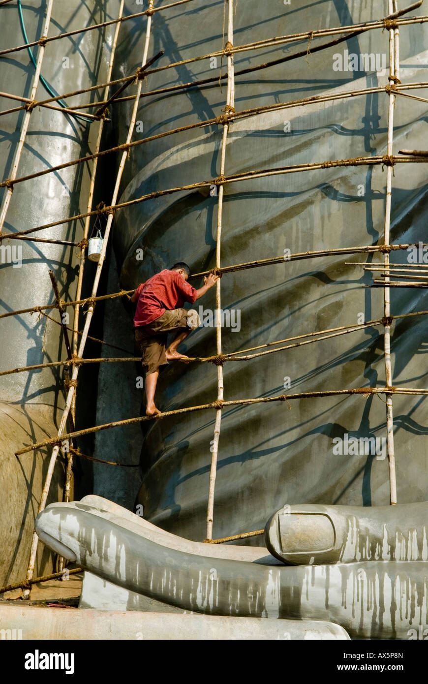 Climbing scaffolding hires stock photography and images Alamy