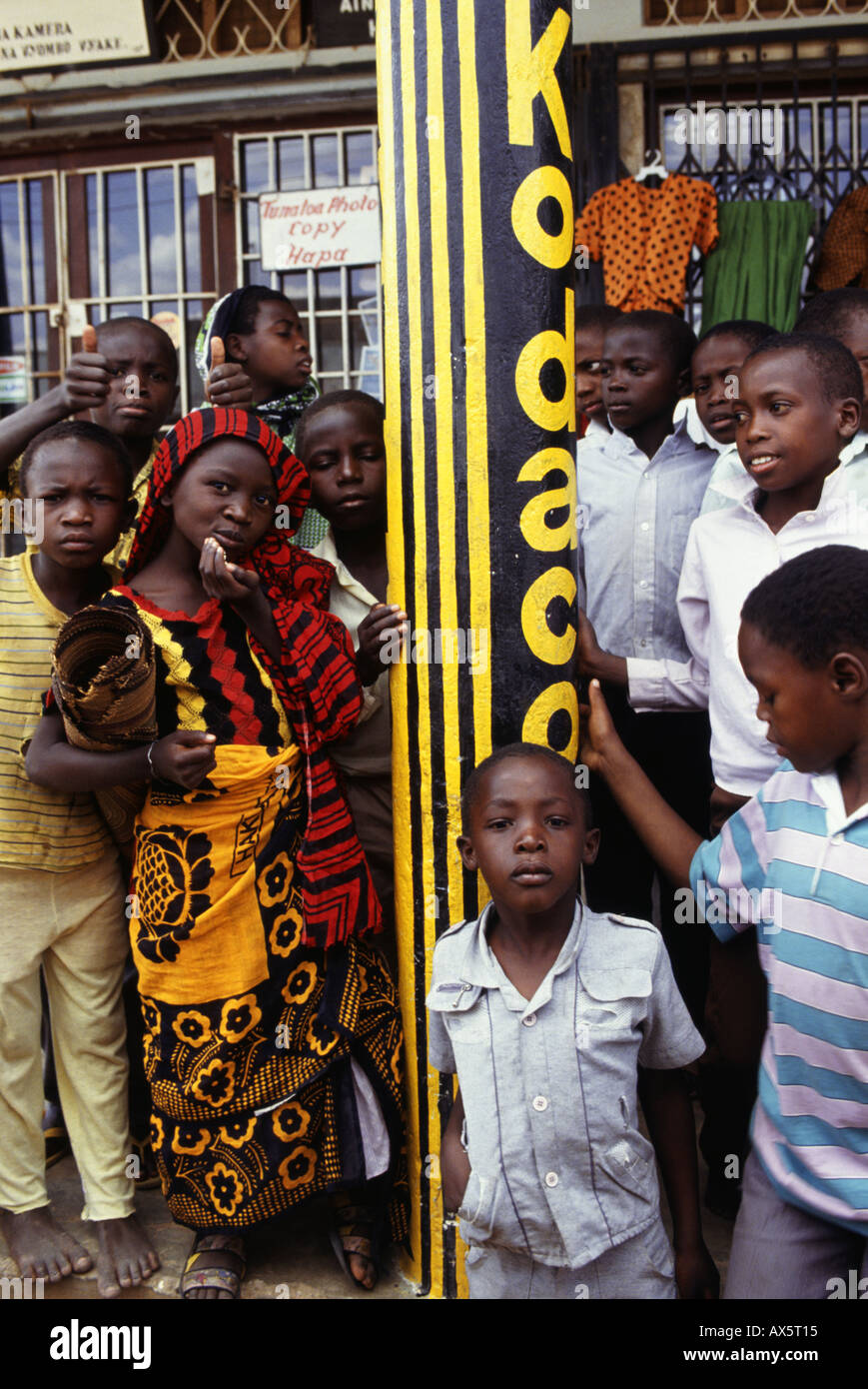 Children outside a shop hi-res stock photography and images - Alamy