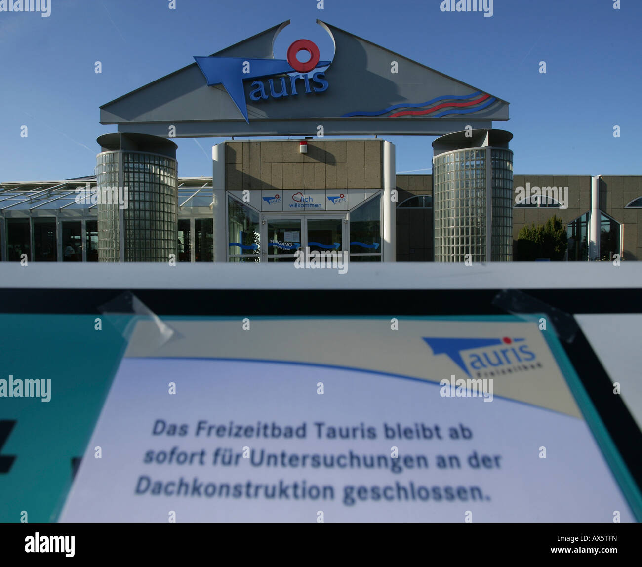 Sign announcing Tauris Swimming Pool closed due to danger of roof collapse, Muelheim-Kaerlich, Rhineland-Palatinate, Germany, E Stock Photo