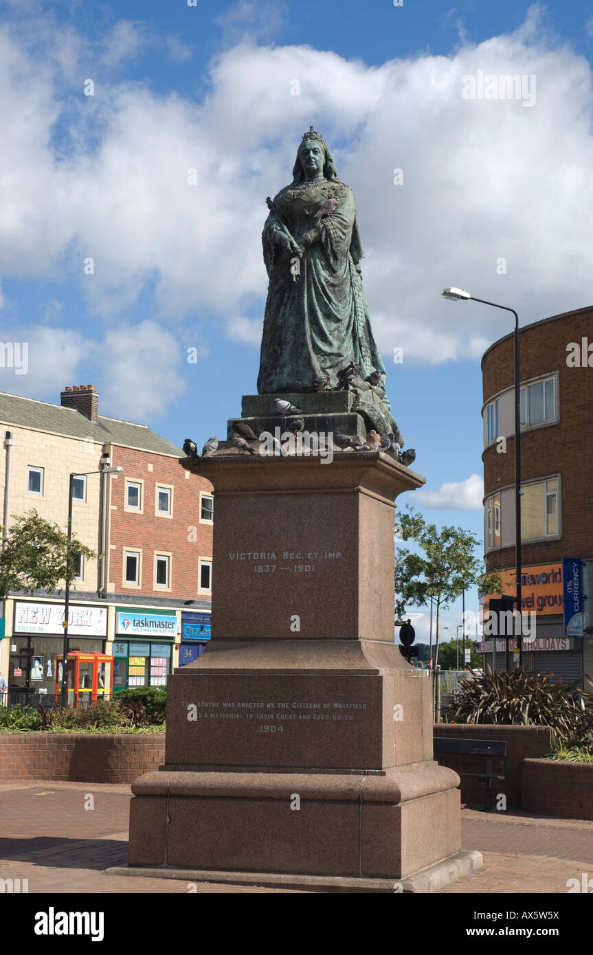Queen Victoria Statue Wakefield Stock Photo Alamy